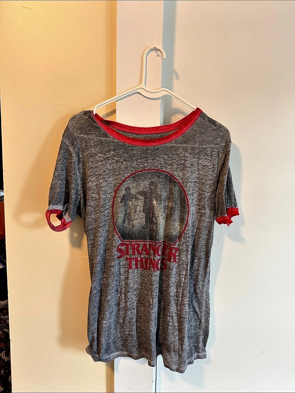 Stranger Things graphic tee in Gray & Red Size XL